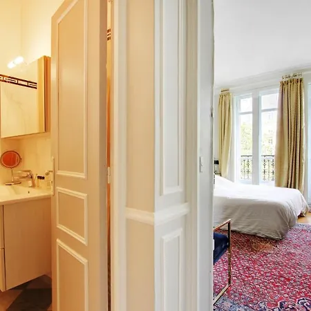 Junior Avec Balcon Et Vue Sur Arc De Triomphe Parigi