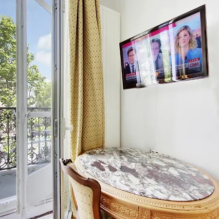 Junior Avec Balcon Et Vue Sur Arc De Triomphe