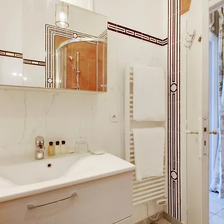 Junior Avec Balcon Et Vue Sur Arc De Triomphe Parigi