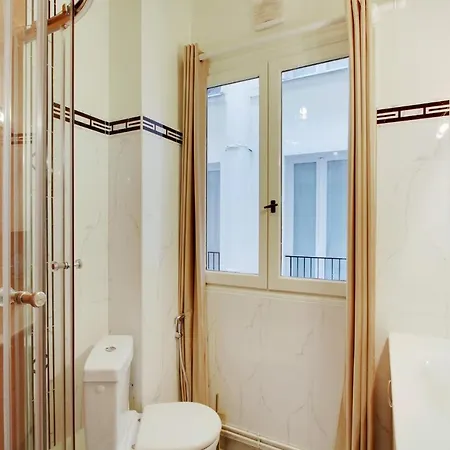 Bed & Breakfast Junior Avec Balcon Et Vue Sur Arc De Triomphe