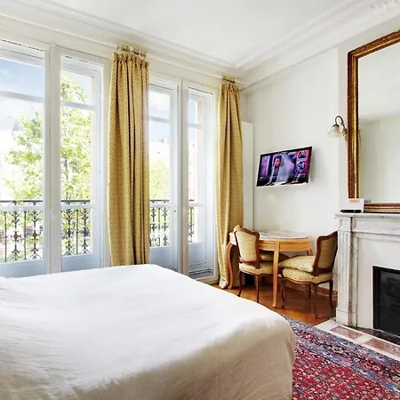 Junior Avec Balcon Et Vue Sur Arc De Triomphe Paris