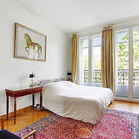 Junior Avec Balcon Et Vue Sur Arc De Triomphe