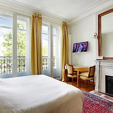 Junior Avec Balcon Et Vue Sur Arc De Triomphe