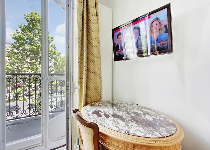 Junior Avec Balcon Et Vue Sur Arc De Triomphe